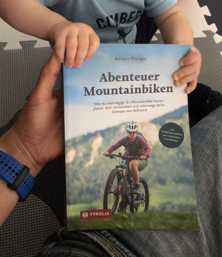 Nachwuchs findet das Buch auch spannend - von außen