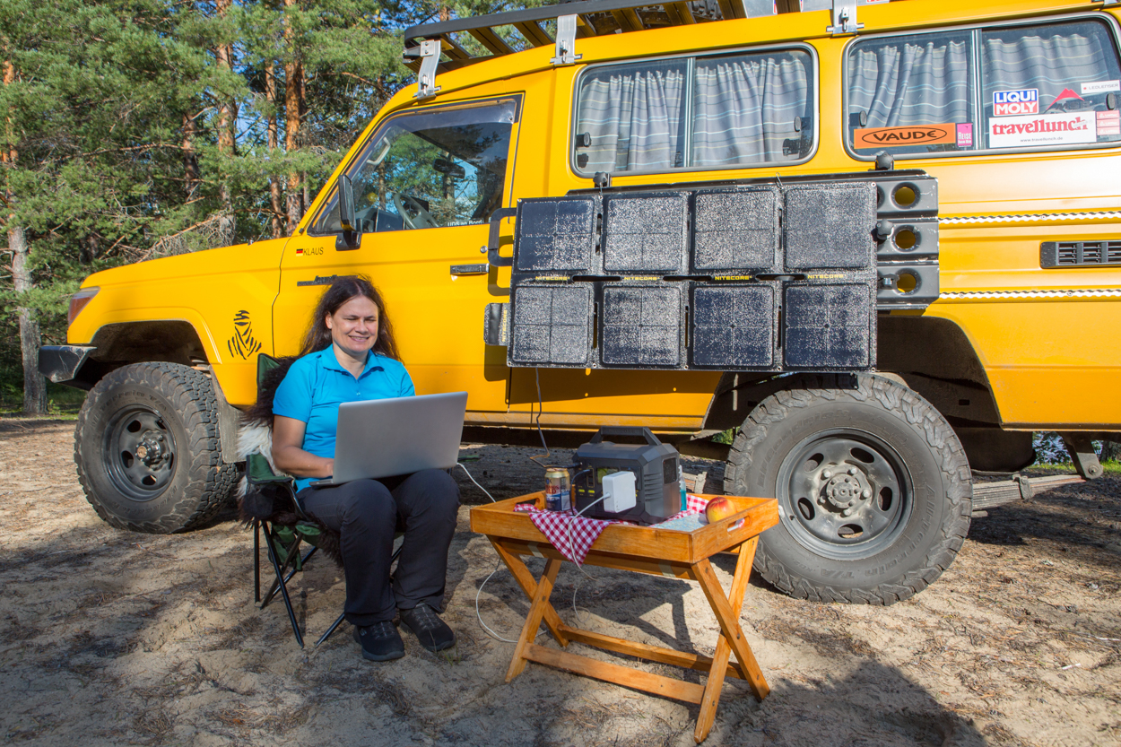 Mit den praktischen Ringösen rings um das Solarpanel bieten sich die verschiedensten Befestigungsmöglichkeiten nicht nur am Camper...