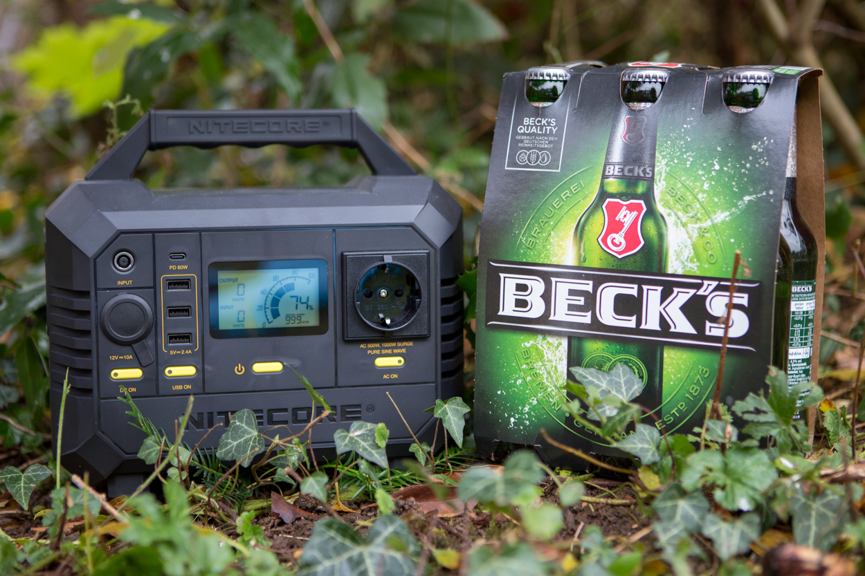 Das Nitecore NES500 ist genauso klein wie ein Sixpack und auch so praktisch zum Mitnehmen.