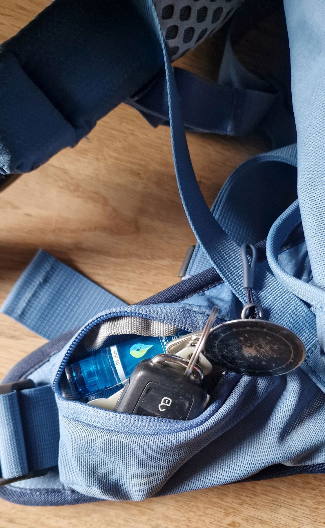 Kleine Tasche mit Reißverschluss am Hüftgurt für den Schnellzugriff