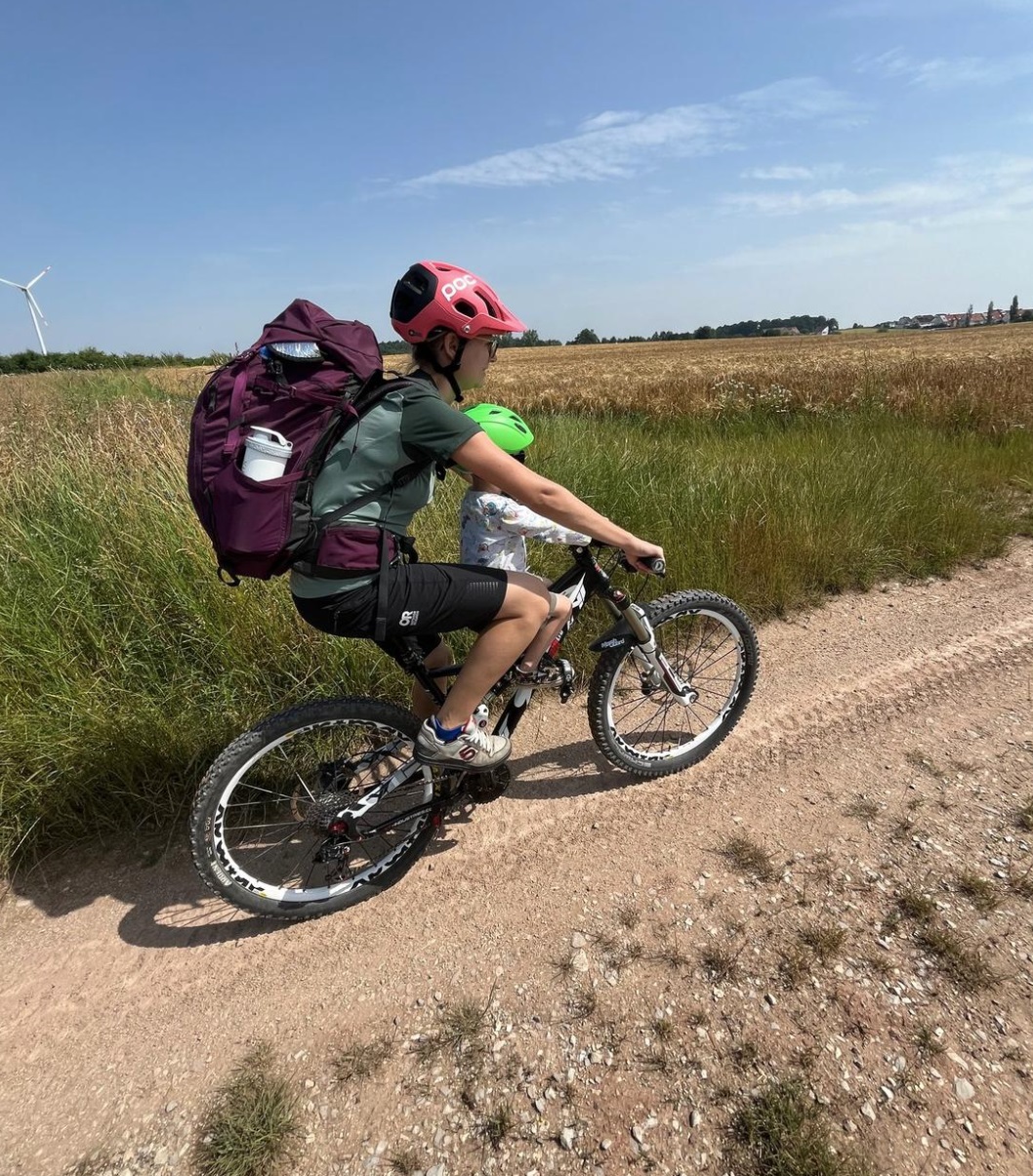 Shirt und zugehörige Hose mit Rucksack und Mitfahrer