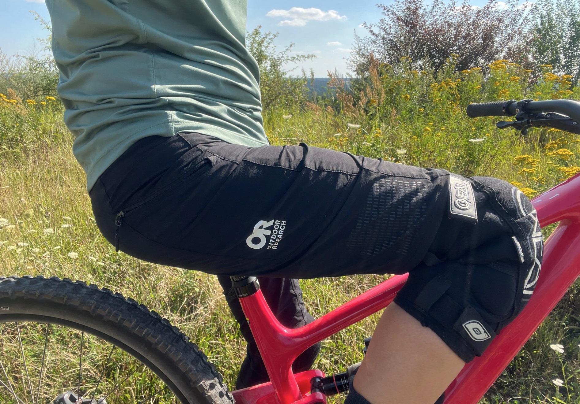 rechtes Hosenbein am Bike, Tasche und Muster erkennbar