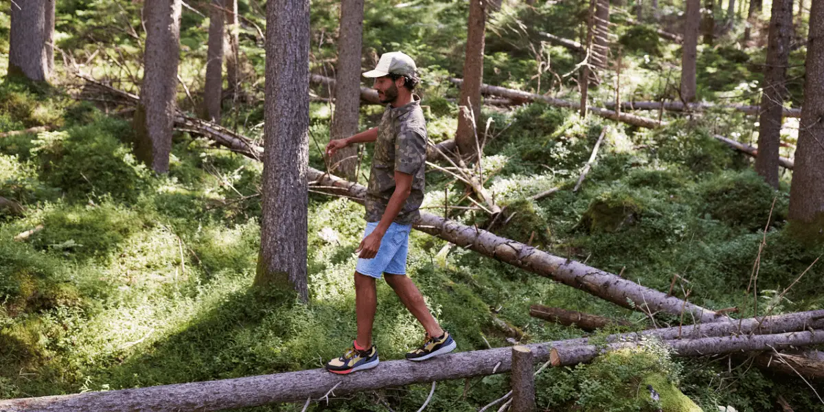  OUTSIDEstories Ratgeber Sonnenschutz beim Camping-Urlaub und auf Reisen, Balance auf dem Baumstamm