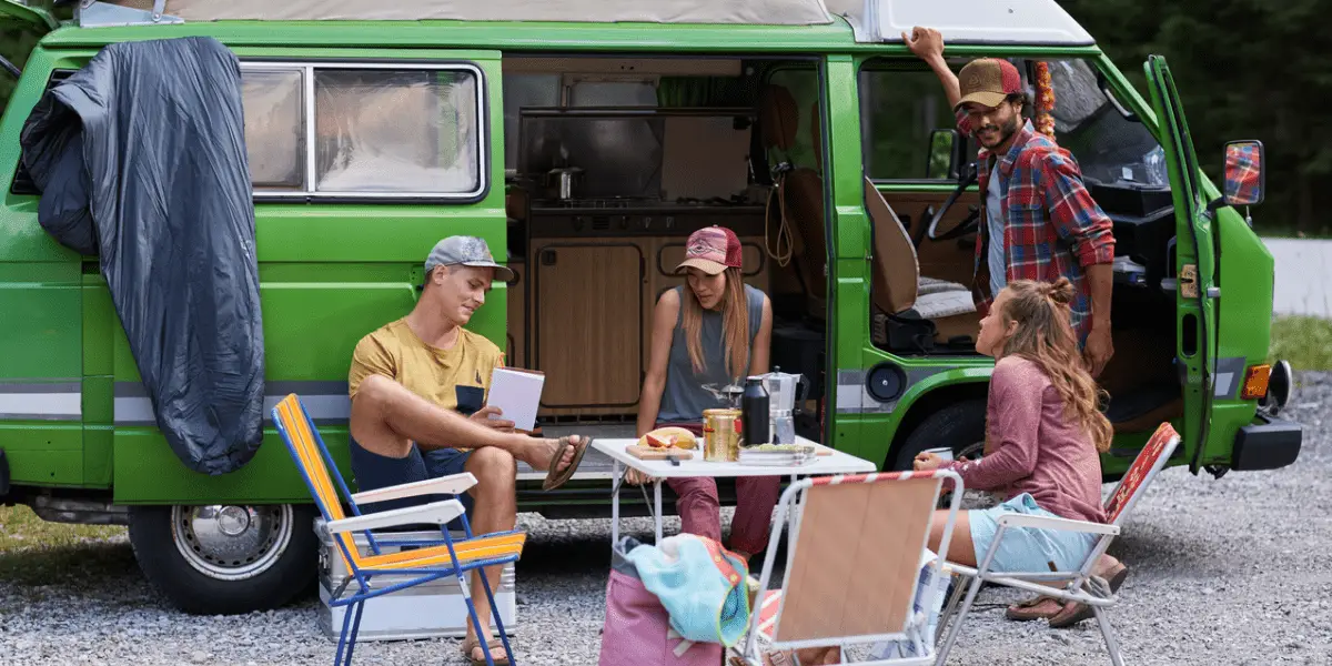  OUTSIDEstories Ratgeber Sonnenschutz beim Camping-Urlaub und auf Reisen, Entspannte Runde vor dem Van