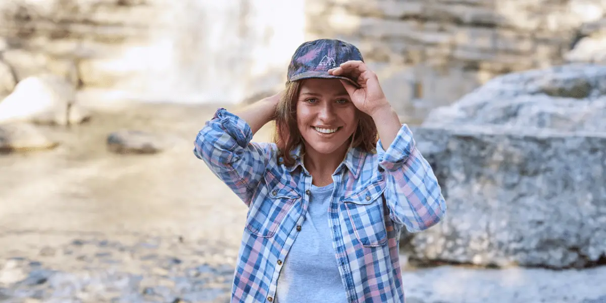  OUTSIDEstories Ratgeber Sonnenschutz beim Camping-Urlaub und auf Reisen, Portrait von Adventurer mit Buff Baseball Cap