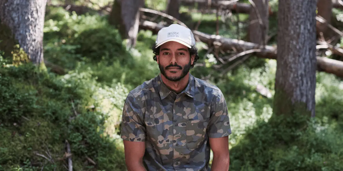  OUTSIDEstories Ratgeber Sonnenschutz beim Camping-Urlaub und auf Reisen, Portrait von Adventurer mit Buff Truckers Cap