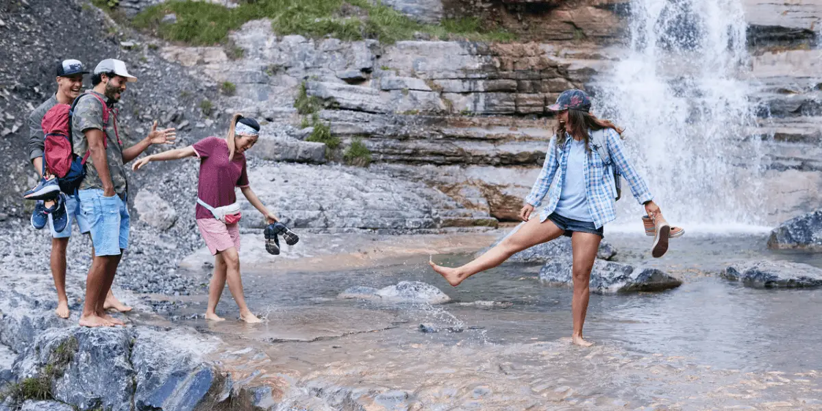  OUTSIDEstories Ratgeber Sonnenschutz beim Camping-Urlaub und auf Reisen, Spaß am Wasserfall