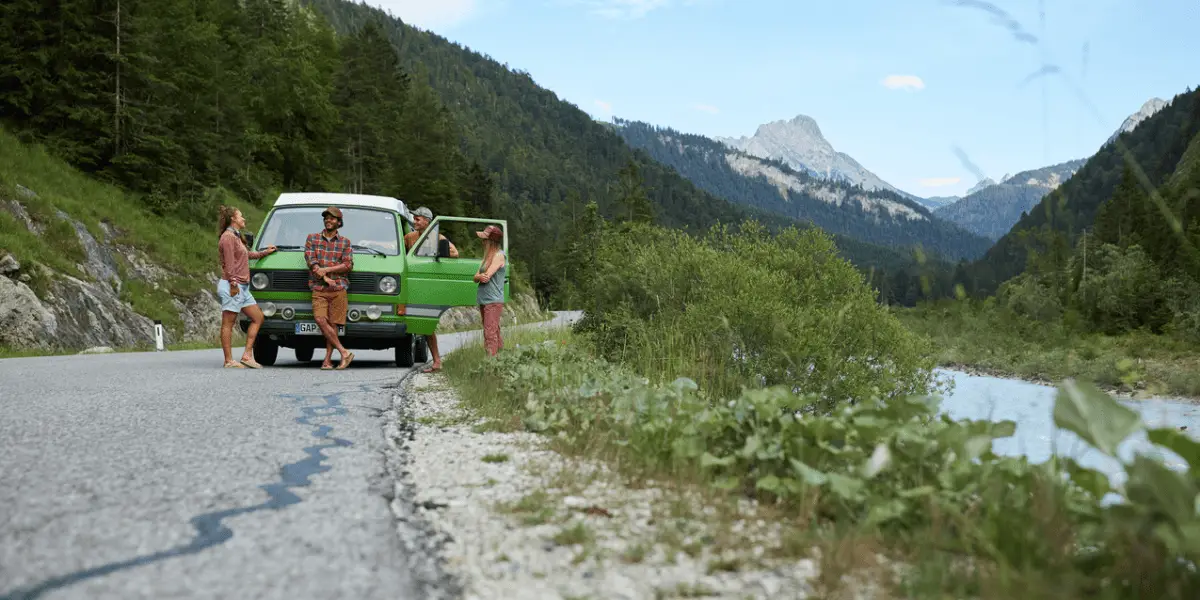  OUTSIDEstories Ratgeber Sonnenschutz beim Camping-Urlaub und auf Reisen, Van auf Landstraße in den Bergen