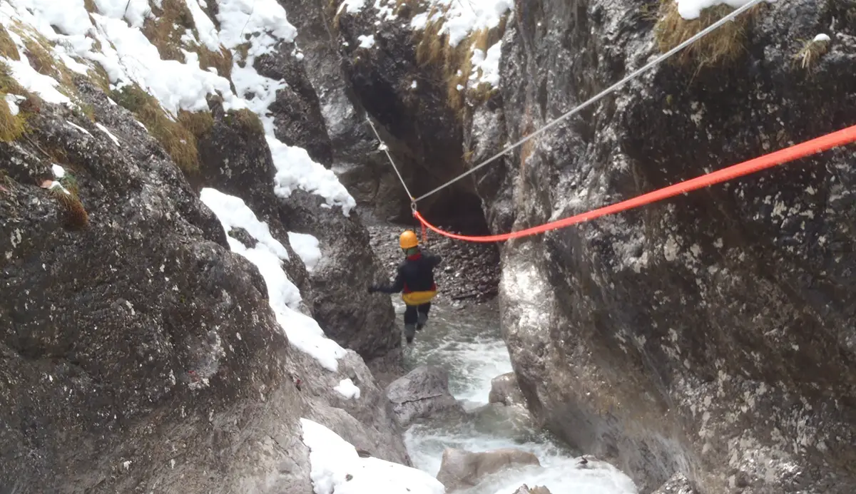 OUTSIDEstories Unterwegs Tipp Winter Canyoning 2 (c) Tourist-Information Oberaudorf