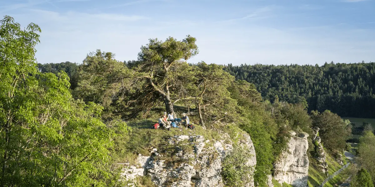 OUTSIDEstories Unterwegs-Tipp Altmühltal-Panoramaweg, Wandergruppe macht eine Pause an den Zwölf Aposteln