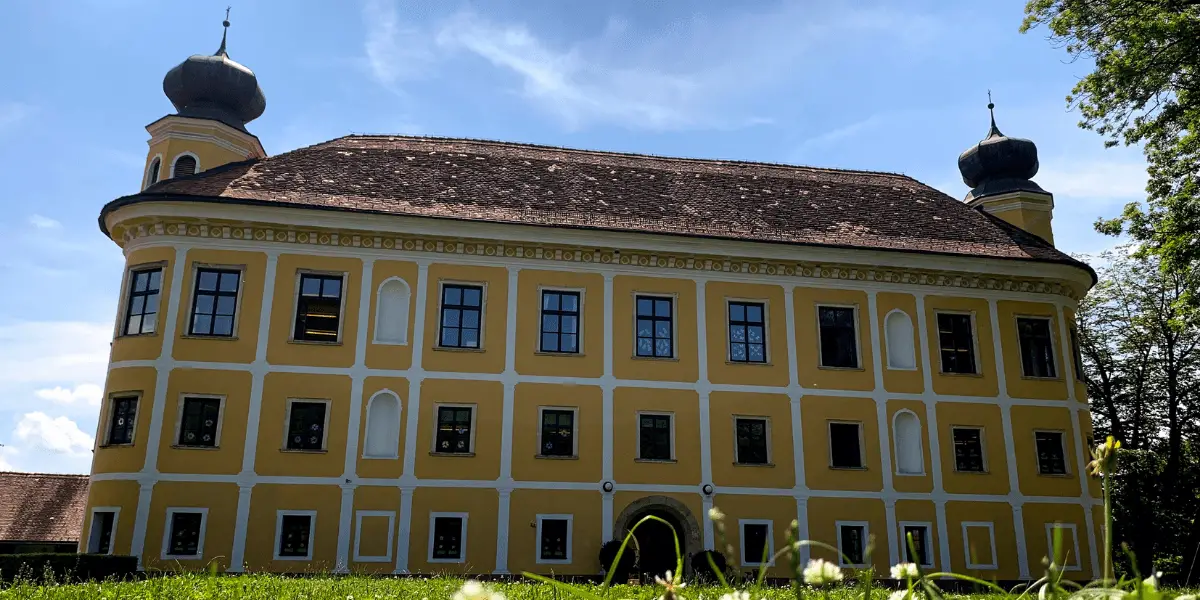  OUTSIDEstories Unterwegs-Tipp Genusswanderungen Südsteiermark, Außenansicht des Schlosses Gleinstätten