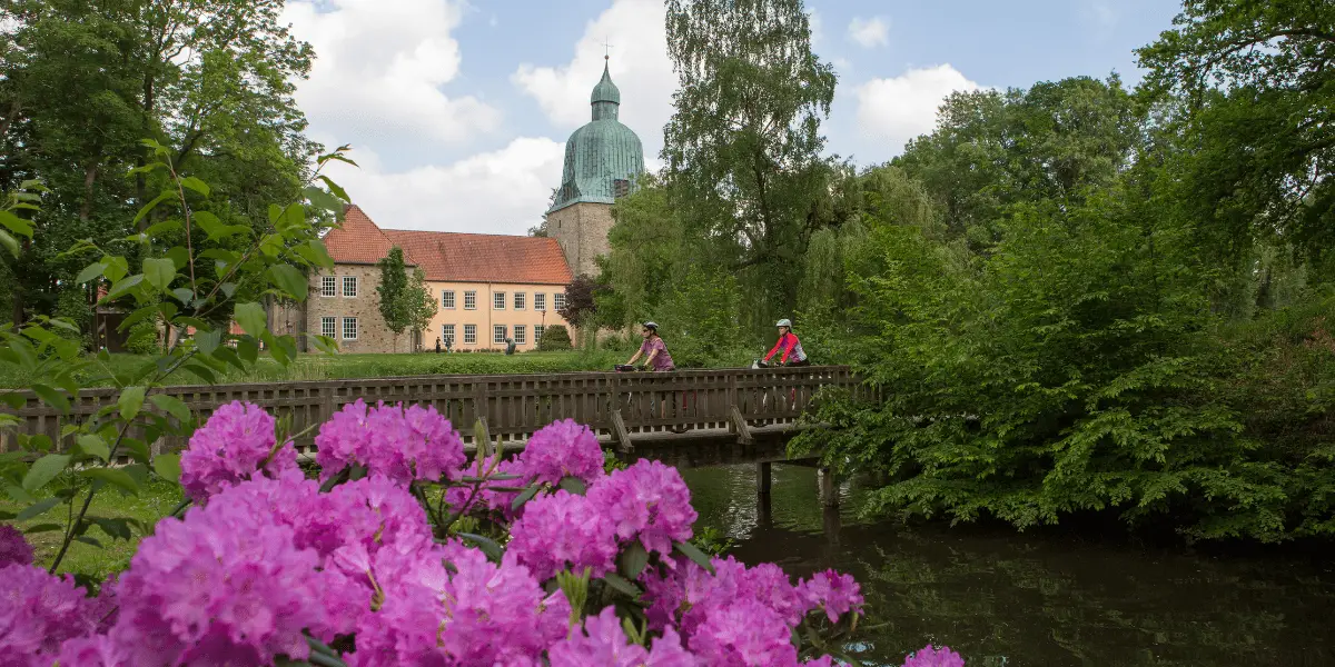 OUTSIDEstories Unterwegs-Tipp Artland-Radtour, Mit dem Rad am Schloss in Fürstenau vorbei
