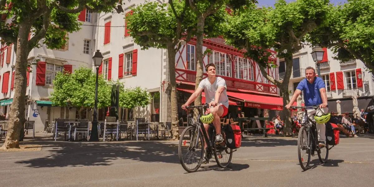  OUTSIDEstories Unterwegs-Tipp Radtouren Frankreich Atlantikküste, Fahrradfahrer in der Stadt von Saint-Jean-de-Luz