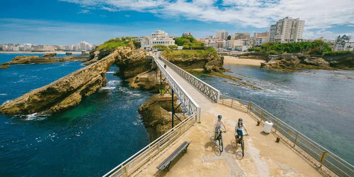 OUTSIDEstories Unterwegs-Tipp Radtouren Frankreich Atlantikküste, Fahrradweg mit Aussicht auf Biarritz