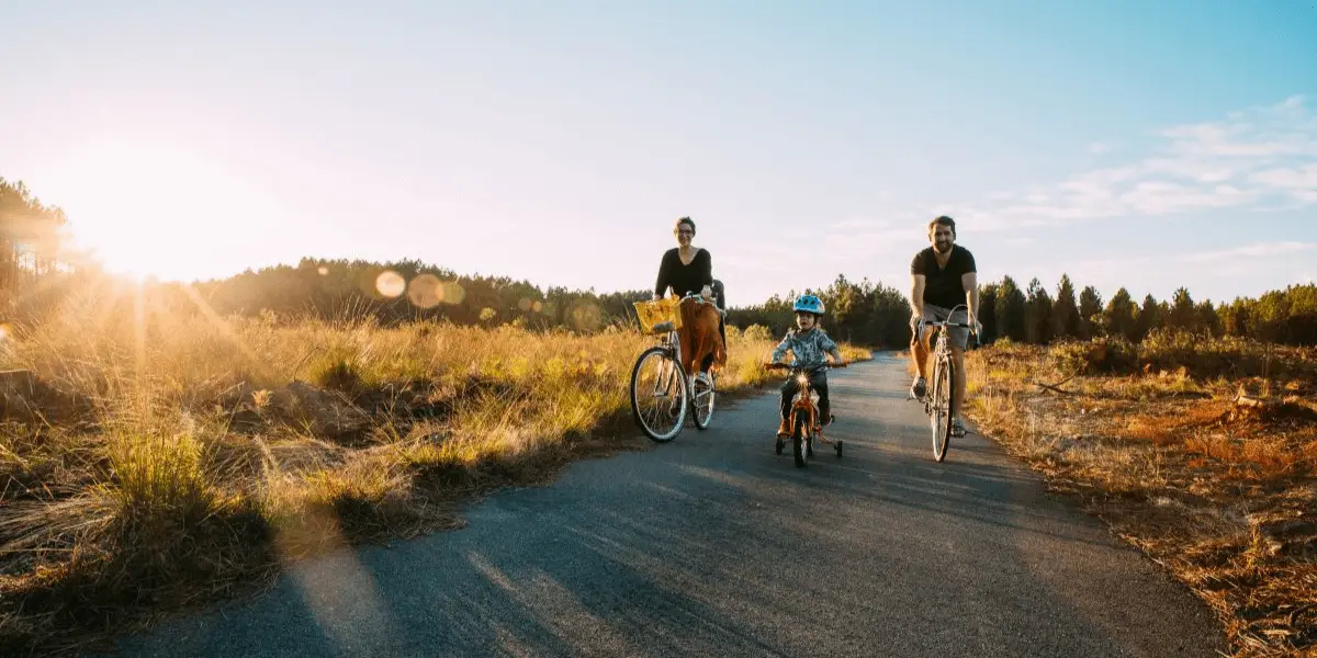 OUTSIDEstories Unterwegs-Tipp Radtouren Frankreich Atlantikküste, Familie in der Natur auf Radtour
