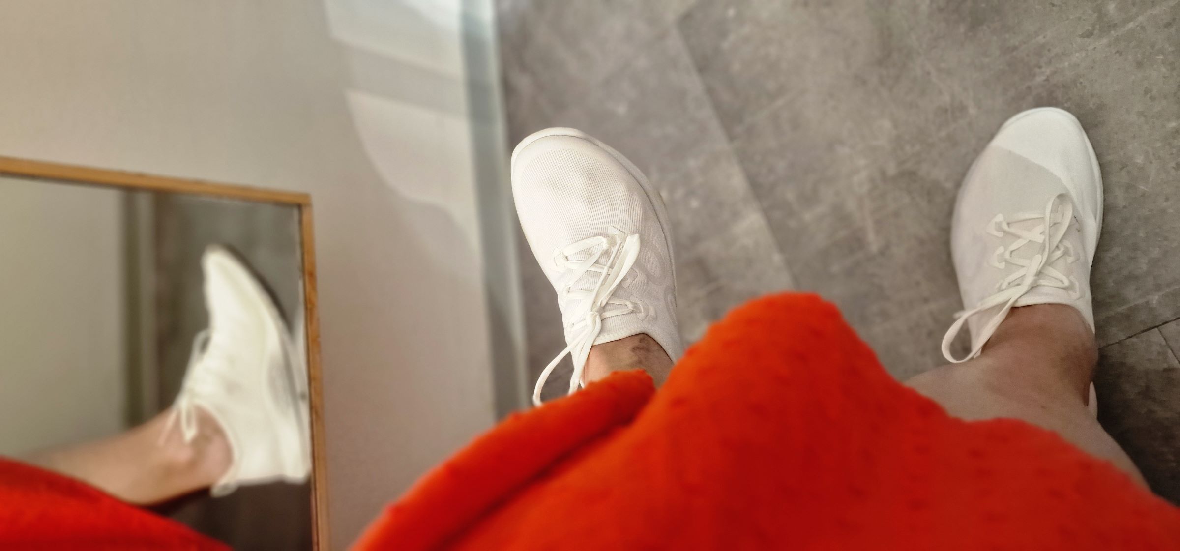 Ich habe die Schuh bei einem längeren Stadtbummel und heißen Temperaturen eine längere Zeit OHNE Socken getragen. Mit der Zeit habe ich mir eine Blase an der Hacke gelaufen.