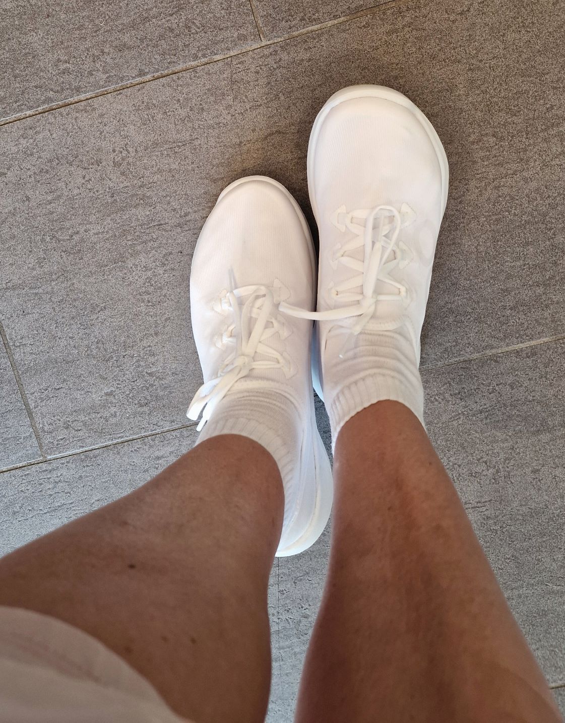 Nach dem Einlaufen, hat sich der Schuh dem Fuß besser angepasst und daher passt er nach einer Weile etwas besser.