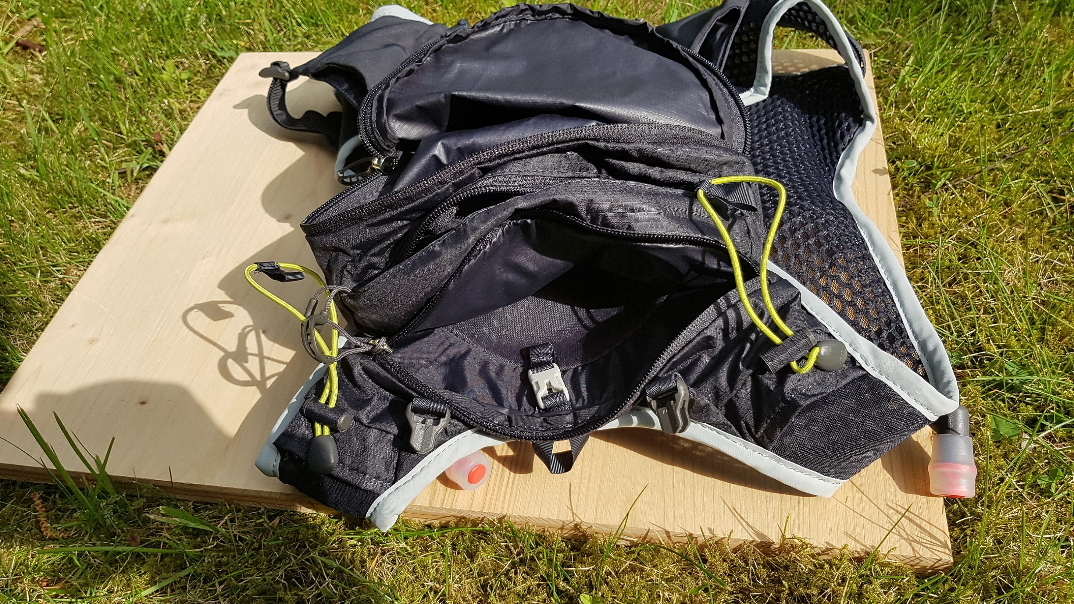 alle Taschen der Rückenpartie geöffnet