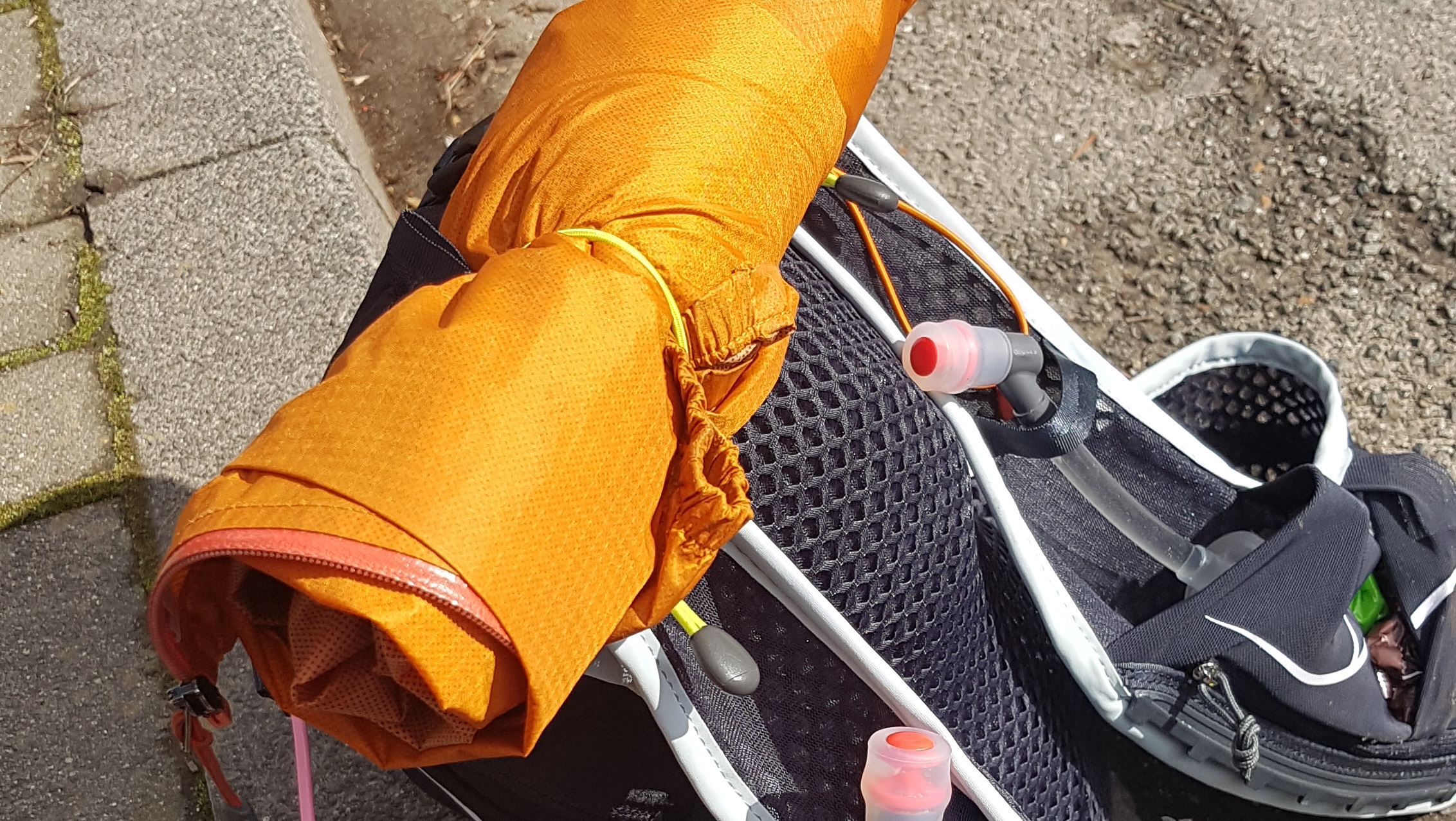 Regenjacke in Stockhalterung
