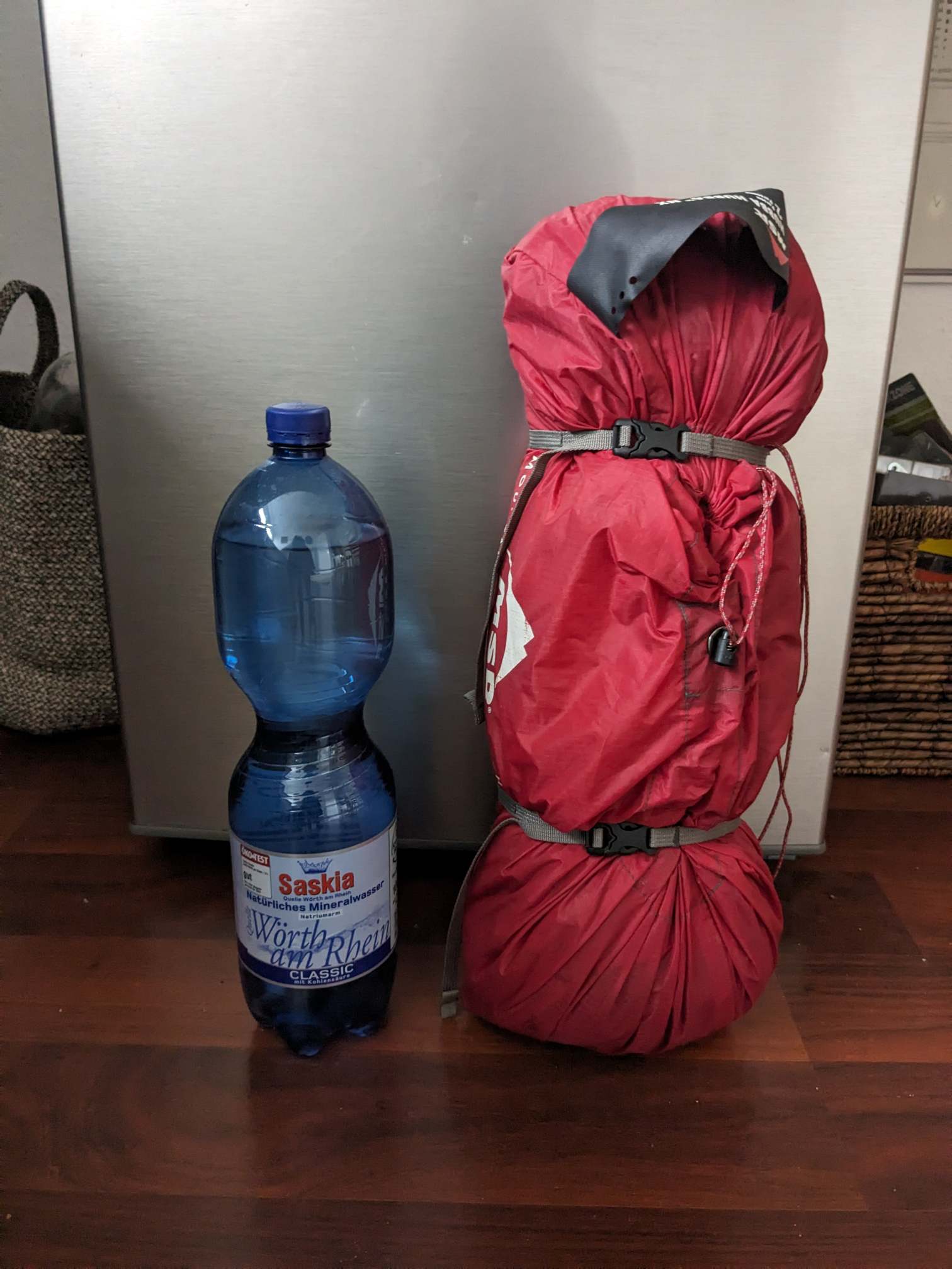 Auf dem Bild ist das Zelt in zusammengepackten Zustand neben einer 1,5l Flasche zu sehen. Es ist etwa eine Handbreit größer 