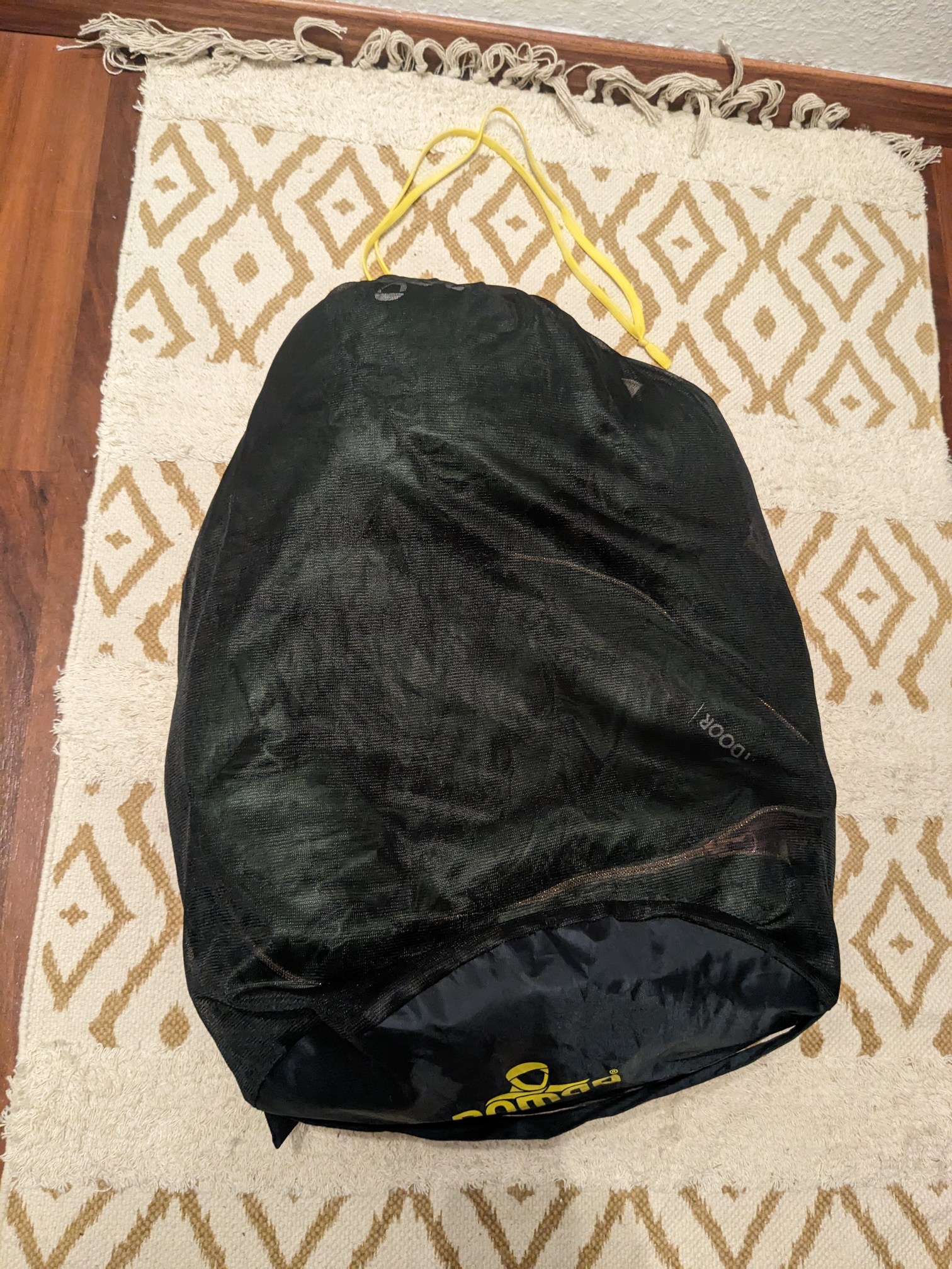 Auf dem Bild ist der Schlafsacks im Lagerungsbeutel zu sehen