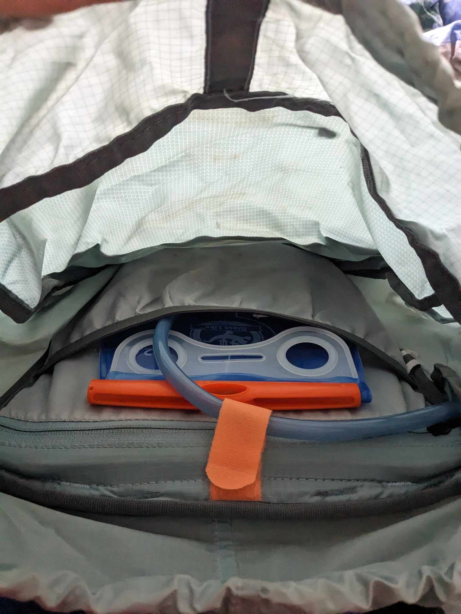 Es ist die Trinkblase im Fach im Rucksack zu sehen