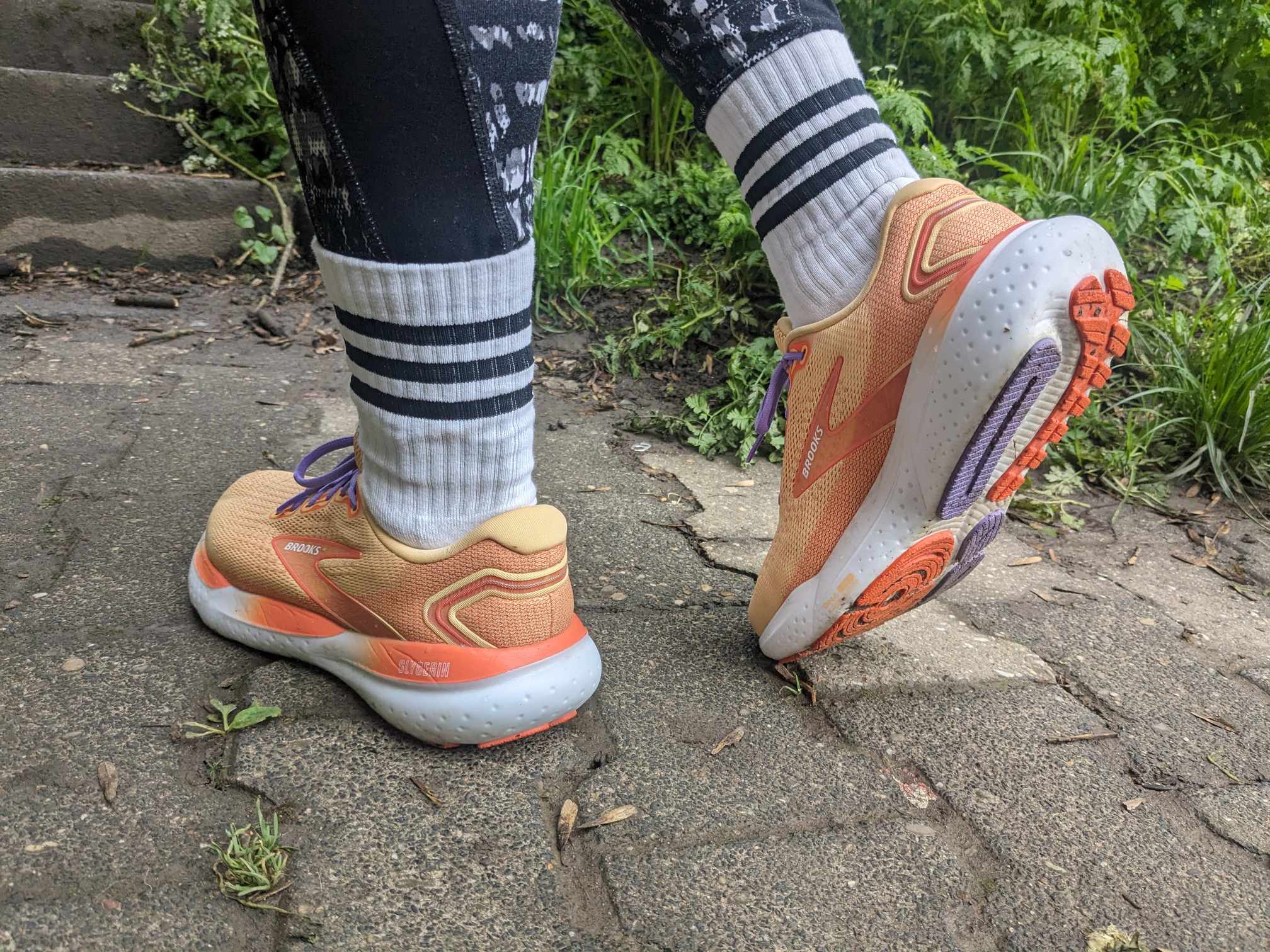 Man sieht die Dämpfung und den Schuh am Fuß 