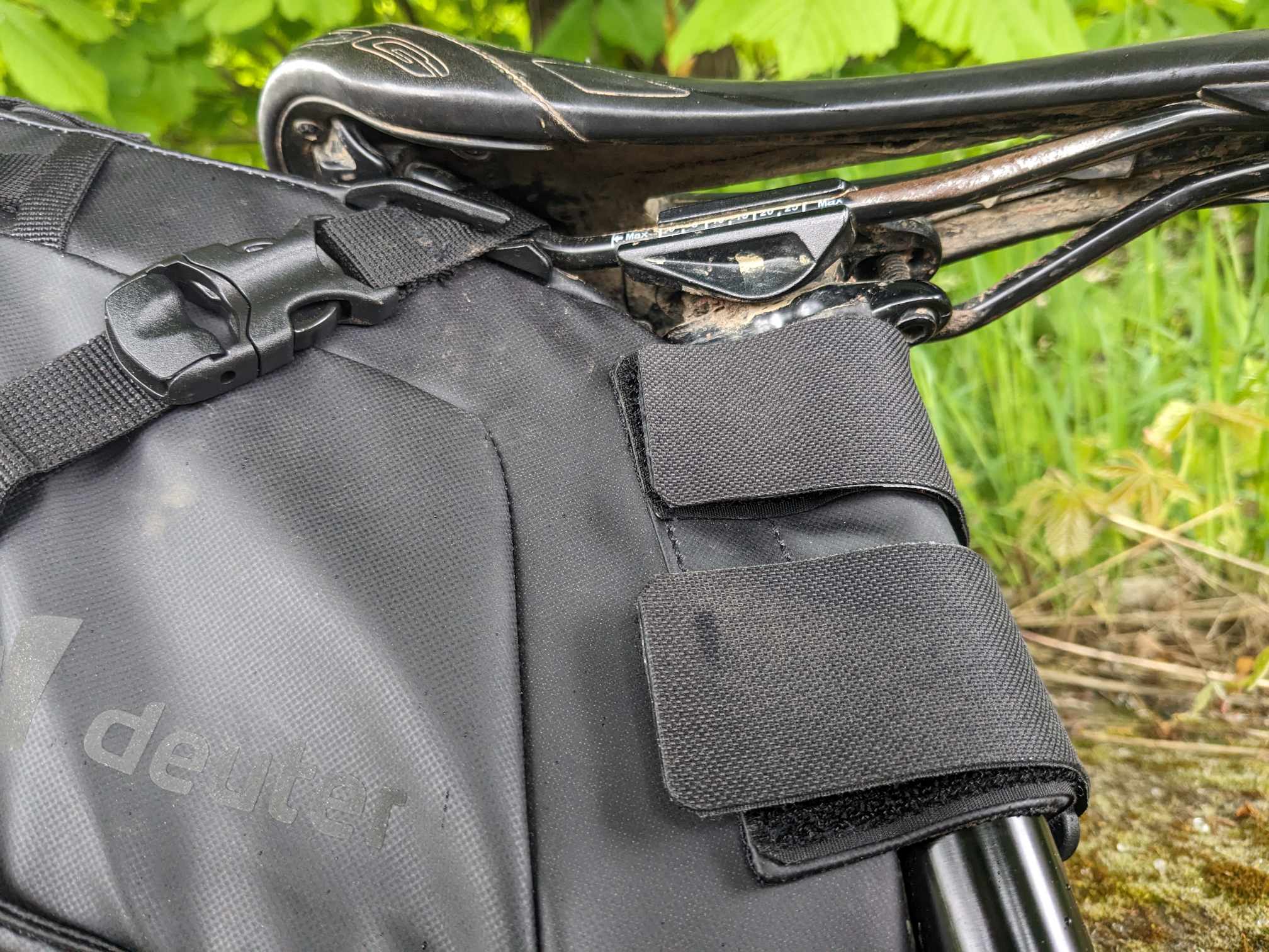 Man sieht die Gurtbänder an den Sattelstreben 