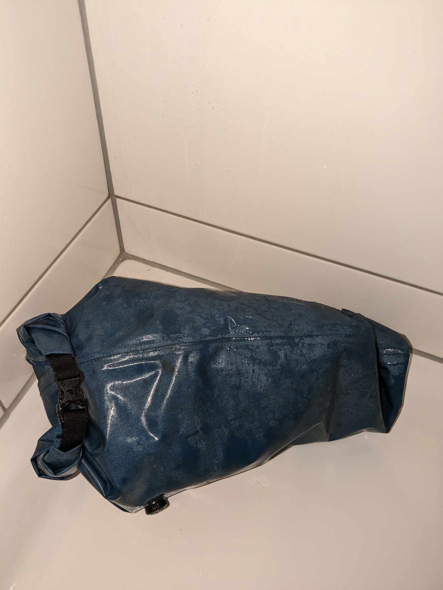 Man sieht die Tasche nachdem sie geduscht wurde 