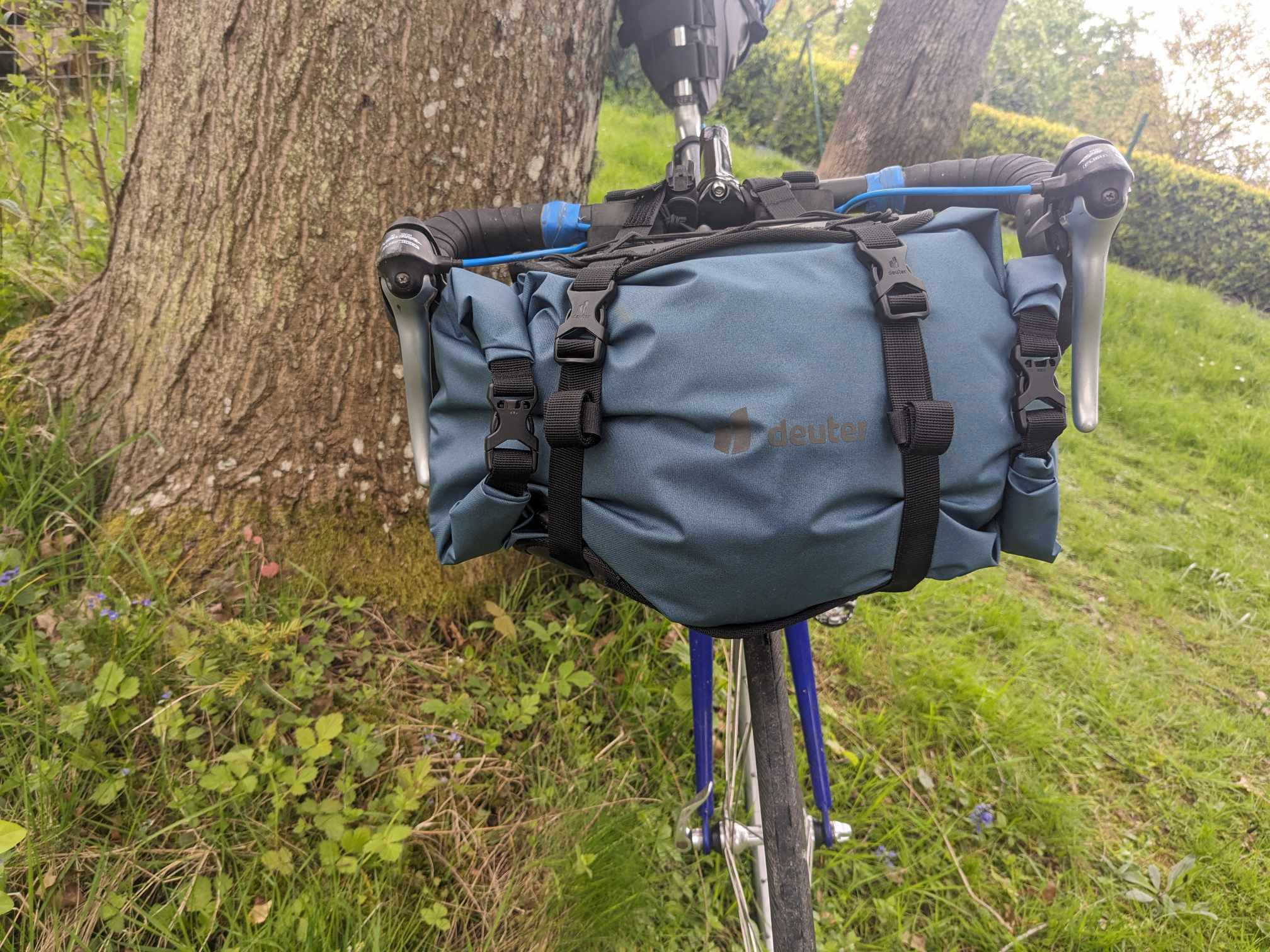 Man sieht, wie eng die Tasche im Rennradlenker sitzt