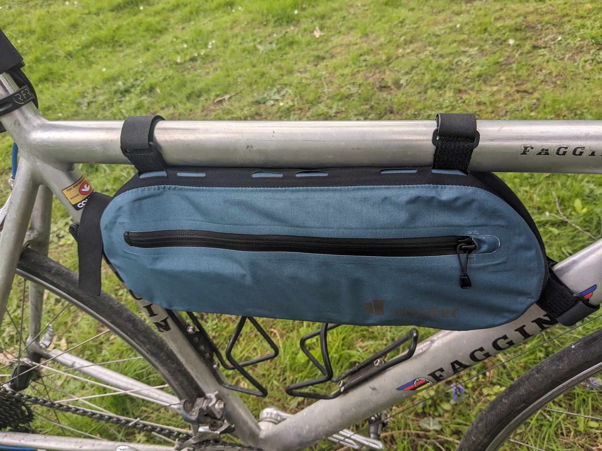 Man sieht die Tasche am Fahrrad 