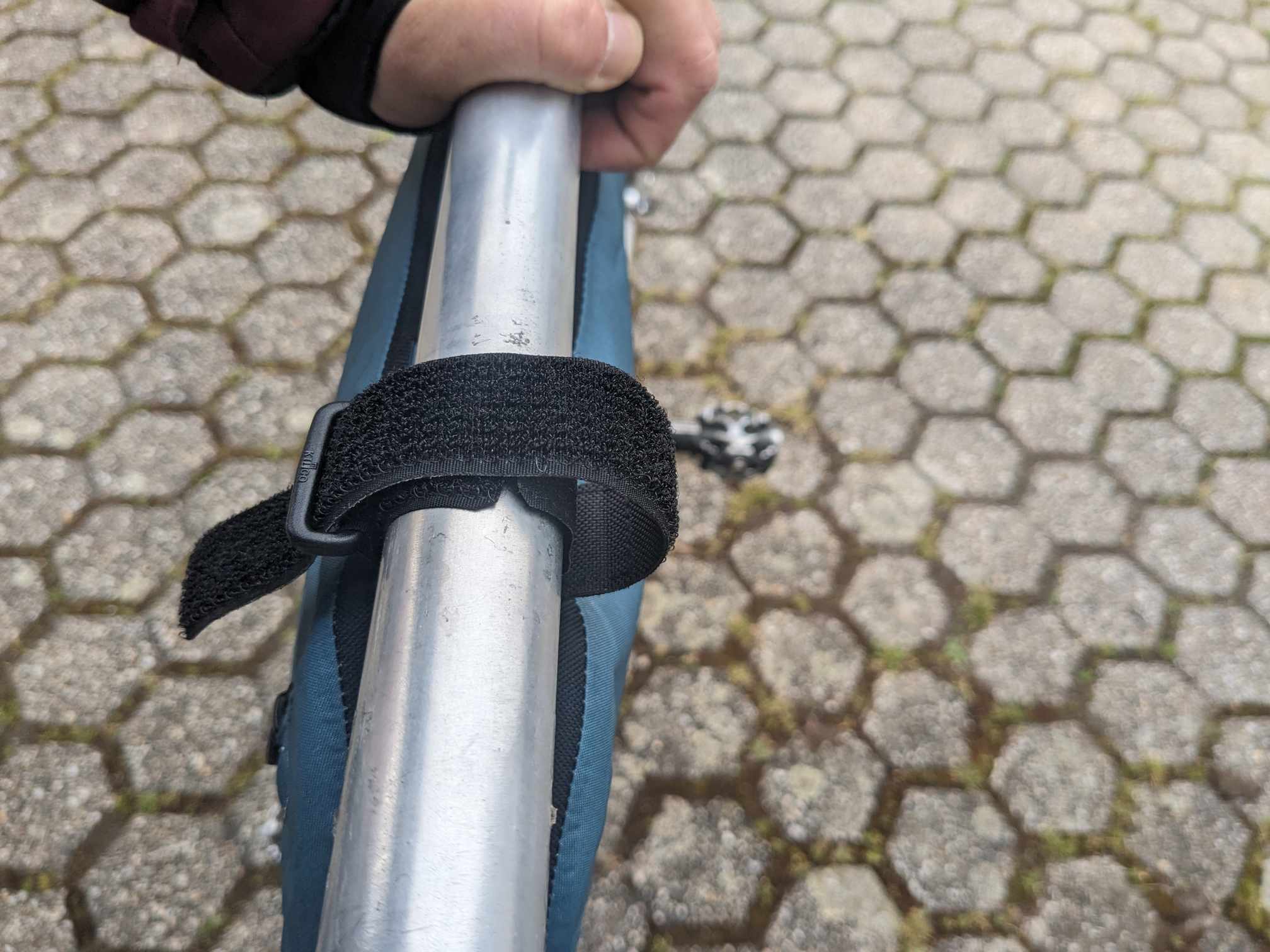 Gurtbänder ums Oberrohr gelegt 