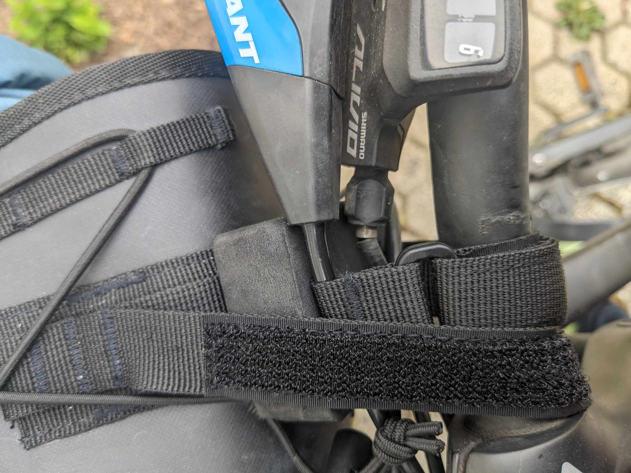 Man sieht wie das Kabel weggedrückt wird 