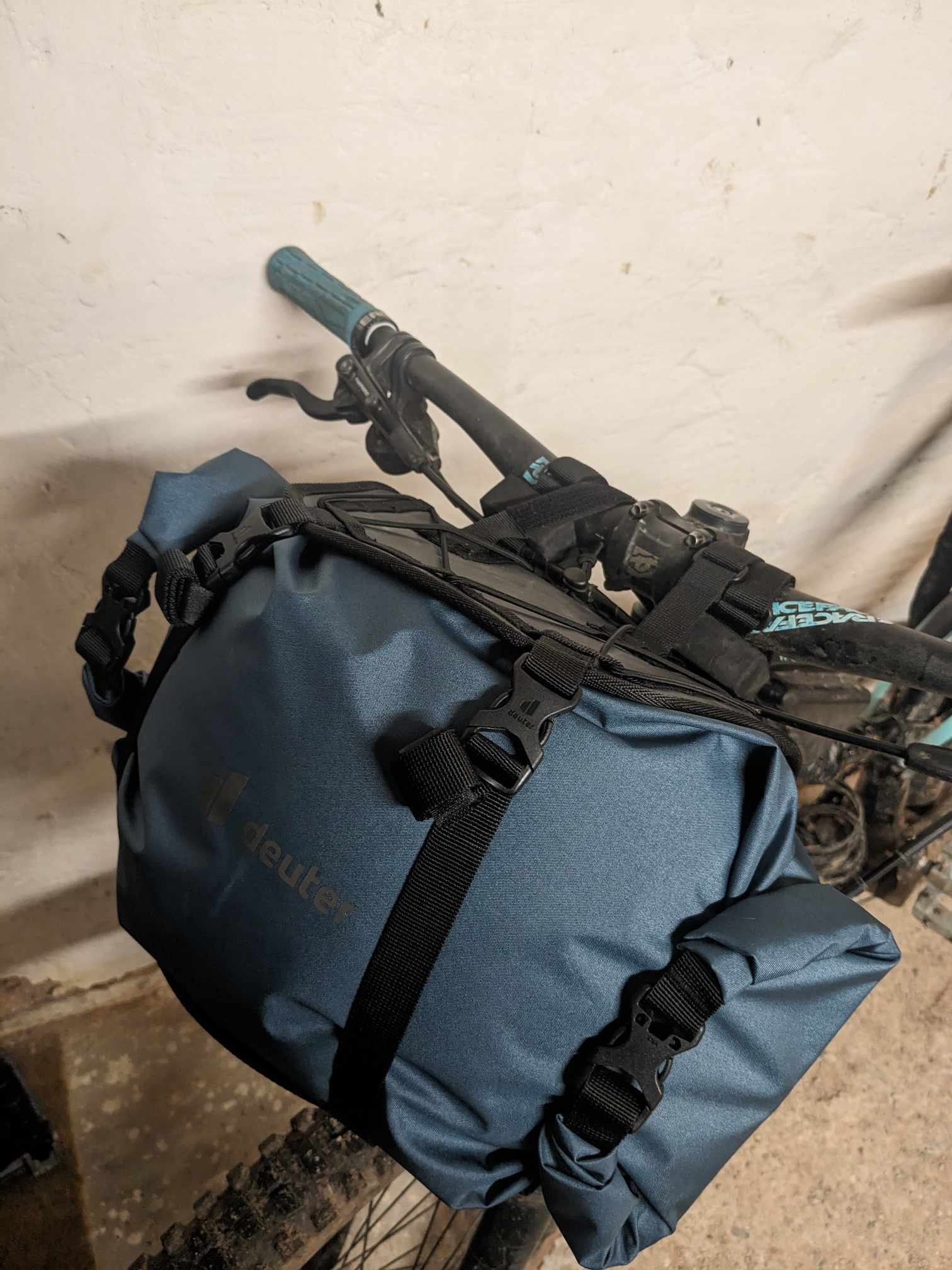 Man sieht die Tasche am Mountainbike montiert 