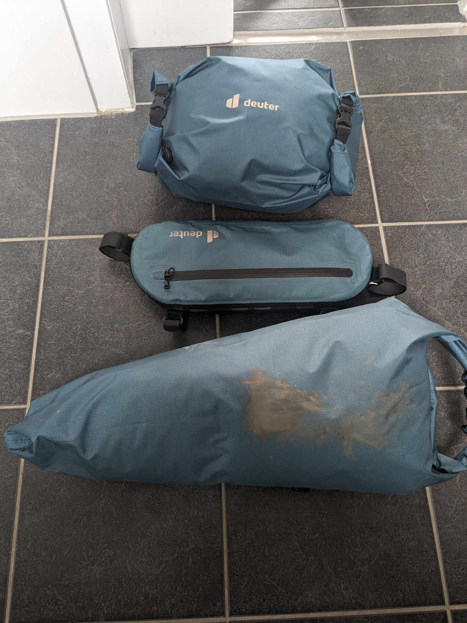Man sieht alle drei Taschen nebeneinander auf dem Boden. 