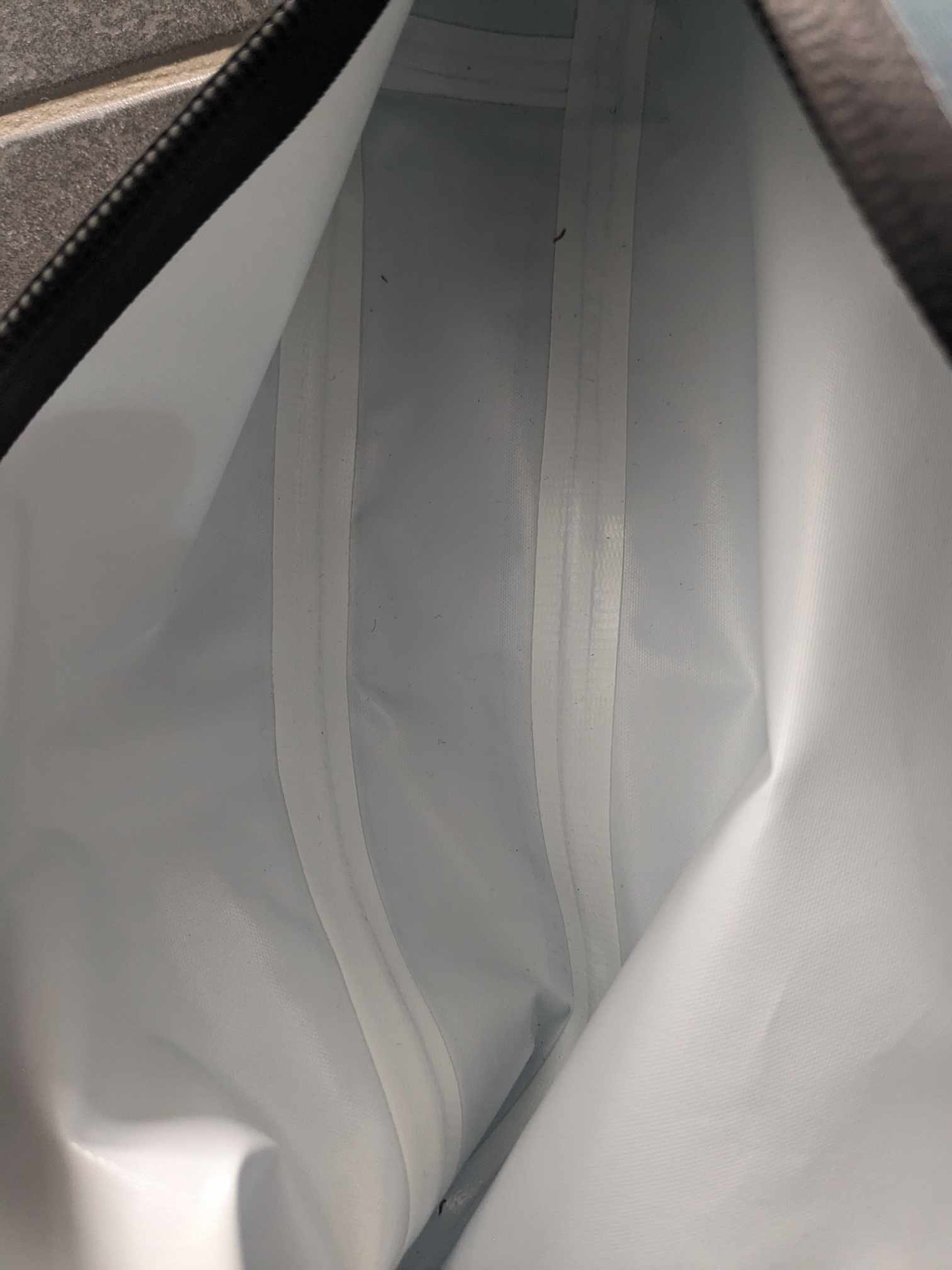 Man sieht die versiegelten Nähte innen in der Tasche 