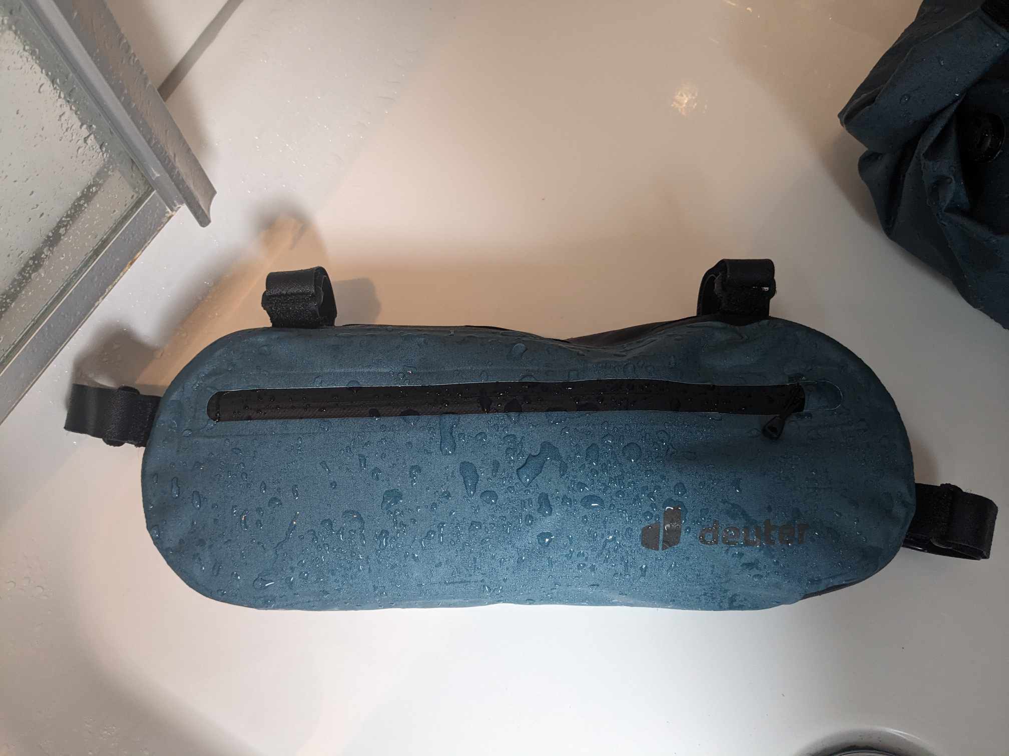 Man sieht die Tasche nach dem Test in der Dusche 