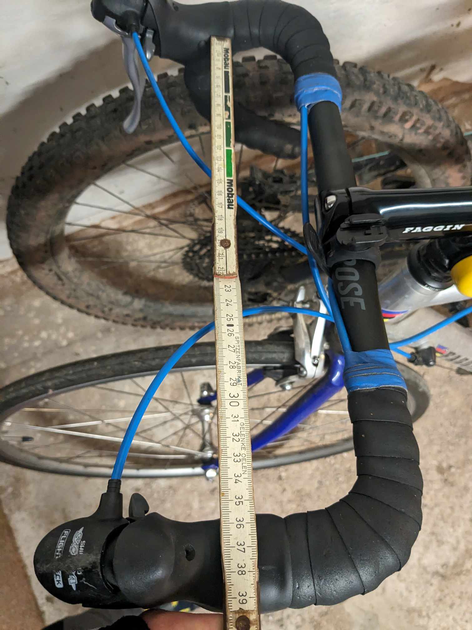 Man sieht den Rennradlenker mit Zollstock daneben