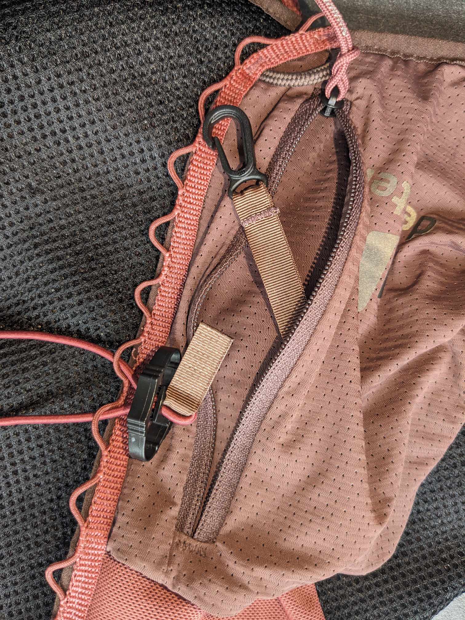 Man sieht, dass in einer der beiden Vordertaschen ein Schlüsselclip ist