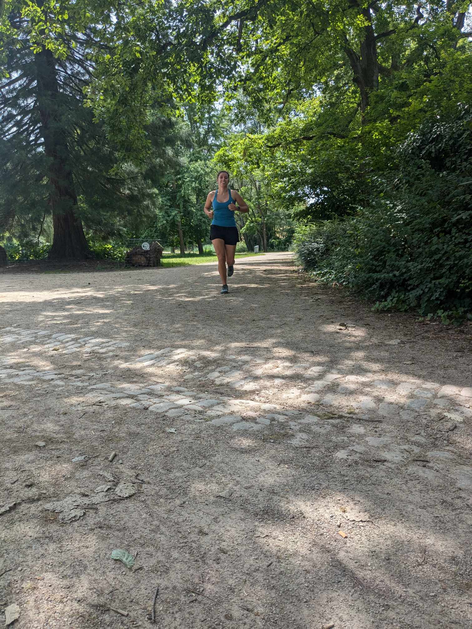 Man sieht jemanden mit dem Schuh joggen