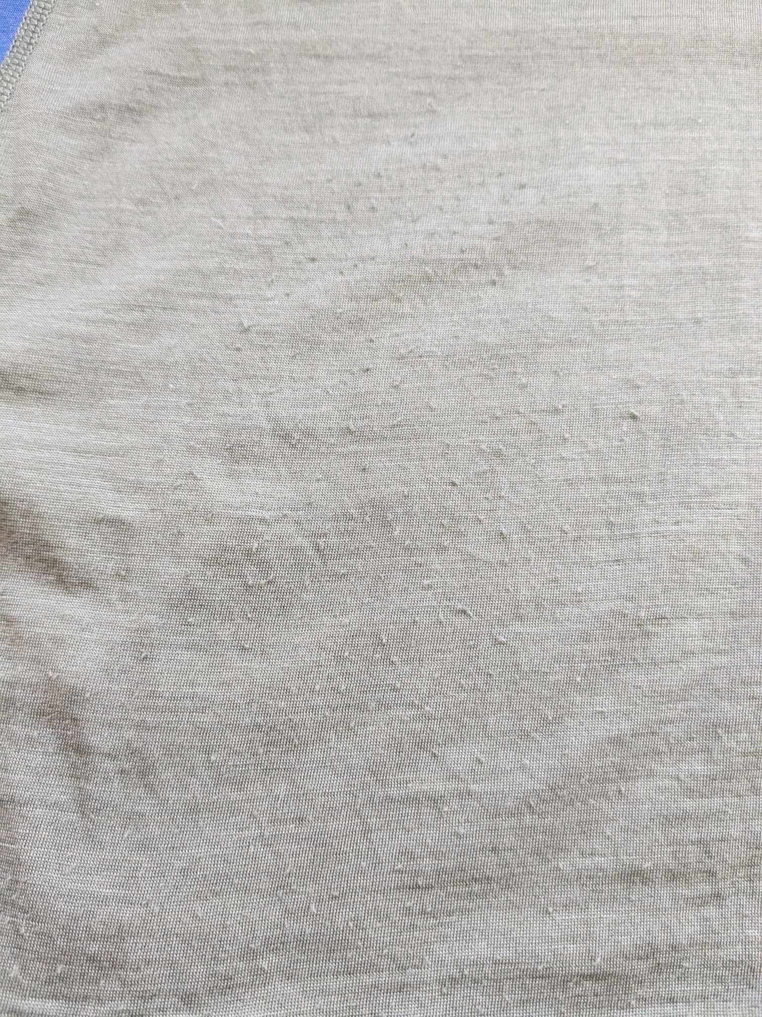 Man sieht, dass sich das T-Shirt aufgerubbelt hat