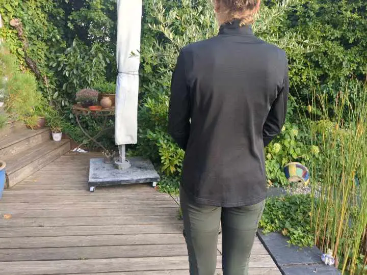 Man sieht dass die Jacke bis ans Gesäß reicht