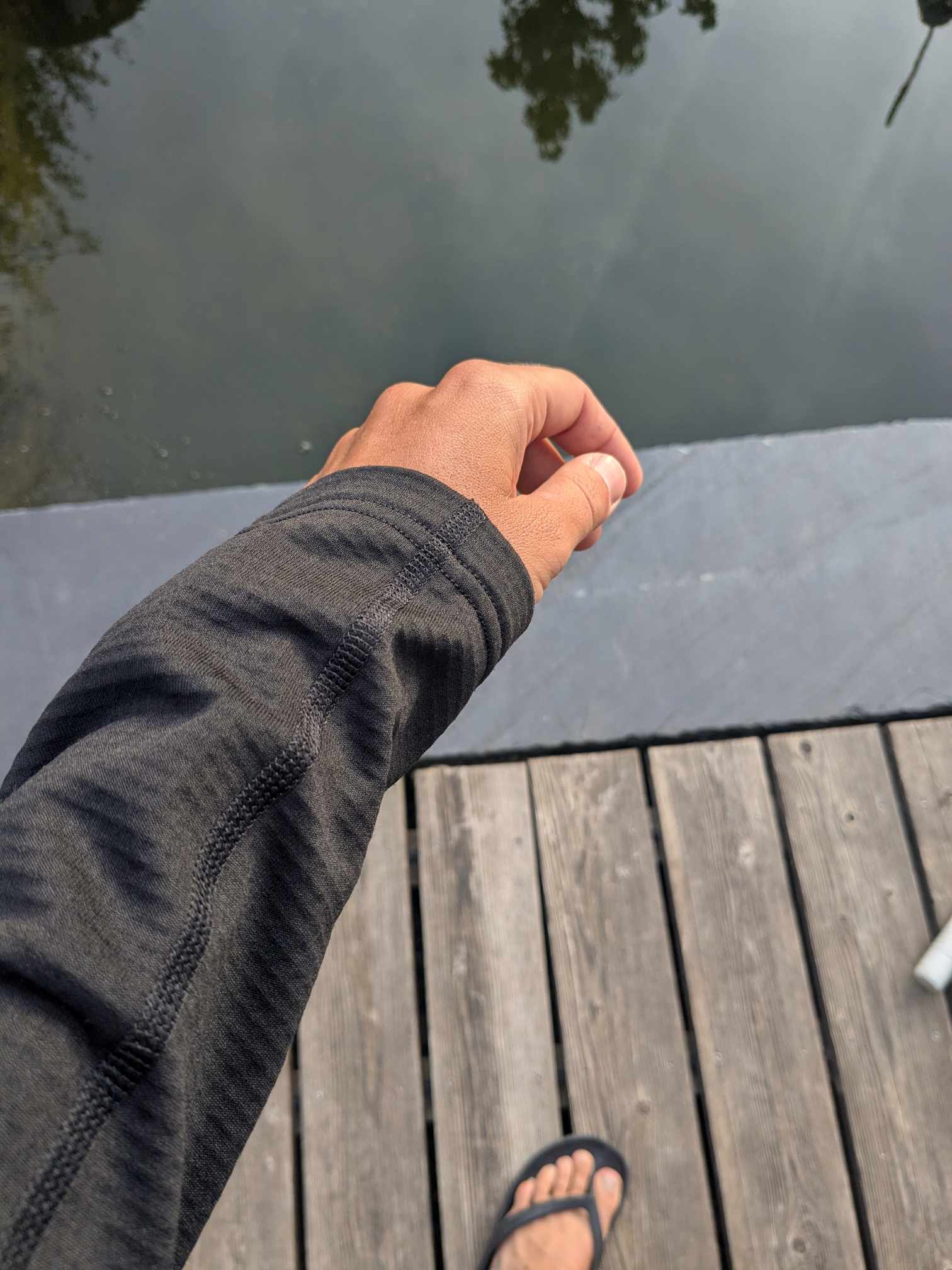 Man sieht dass die Ärmel bis knapp übers Handgelenk reiche 