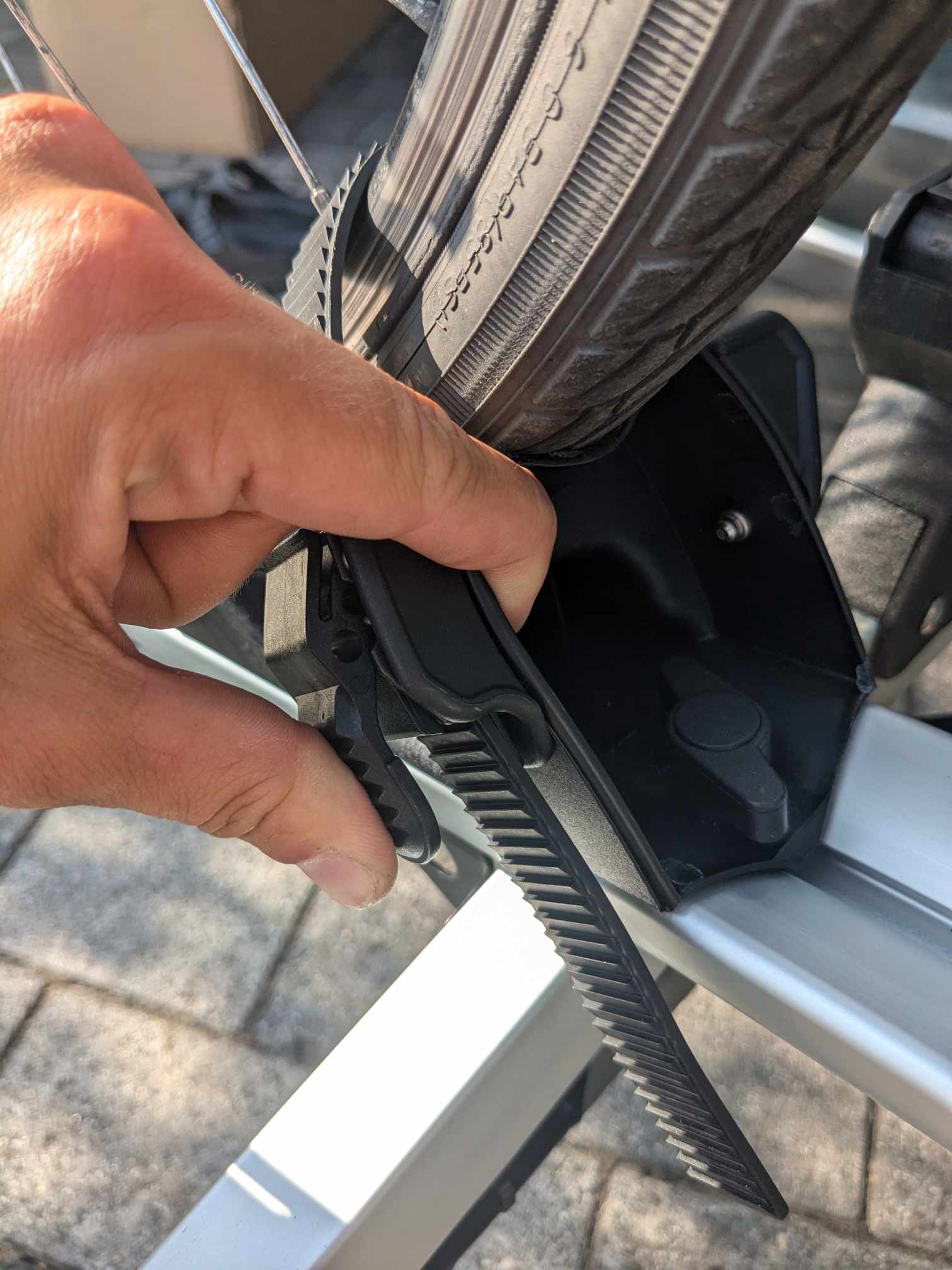 Man sieht wo man drücken muss um die Ratsche zu öffnen 
