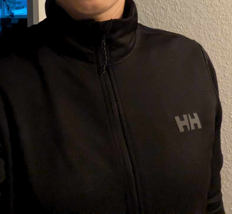 Man sieht dass der Kragen hochsteht wenn die Jacke zu ist
