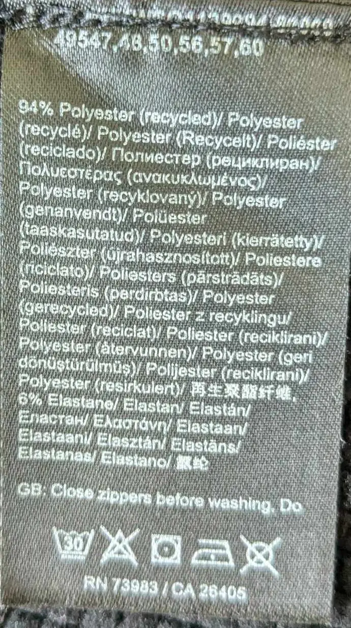 Man sieht das Etikett mit der Materialzusammensetzung 