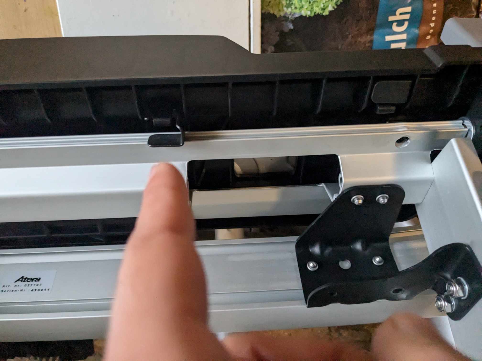 Man sieht Hebel am Nummernschild 