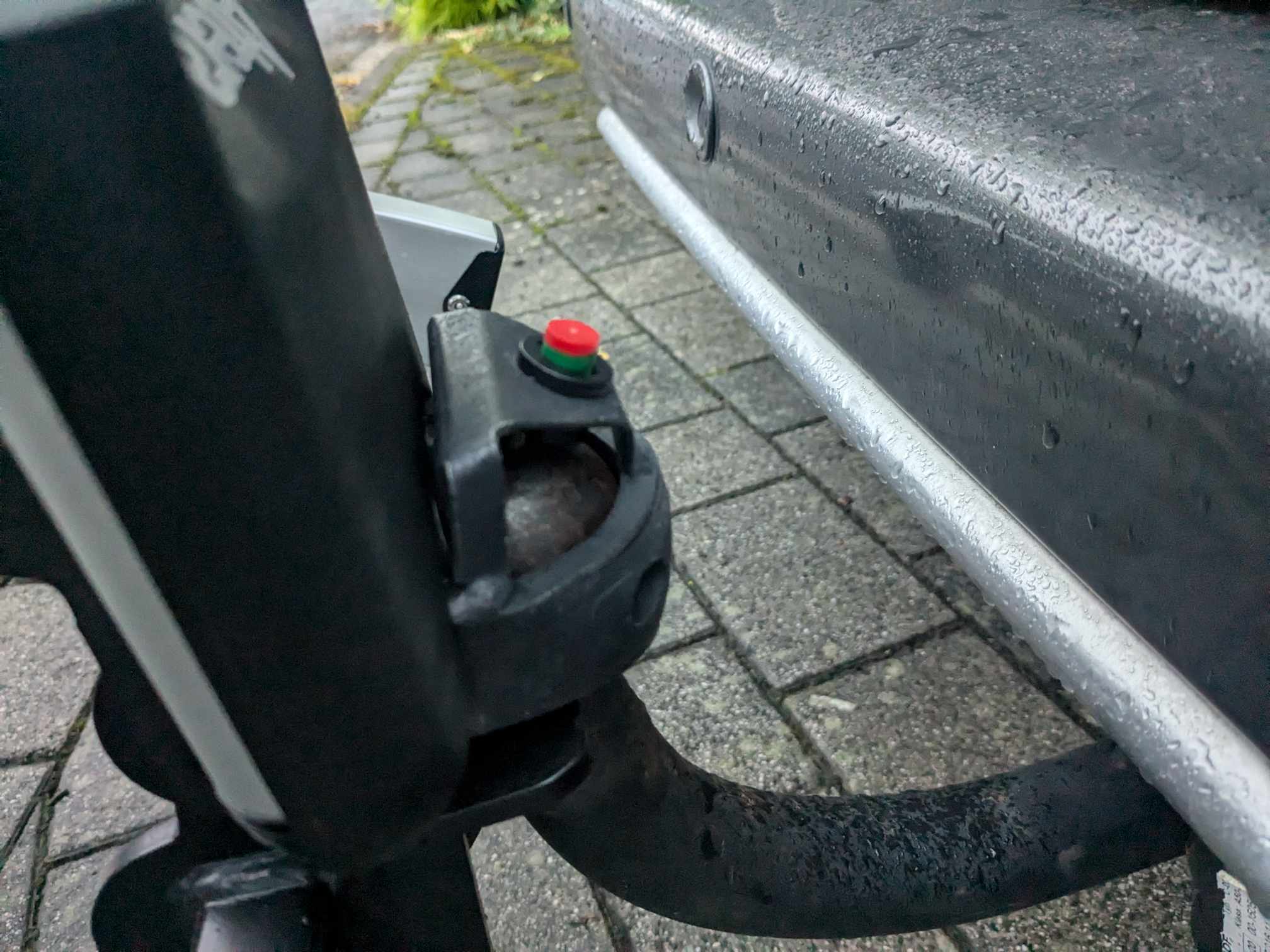 Man sieht den grünen kontrollindikator