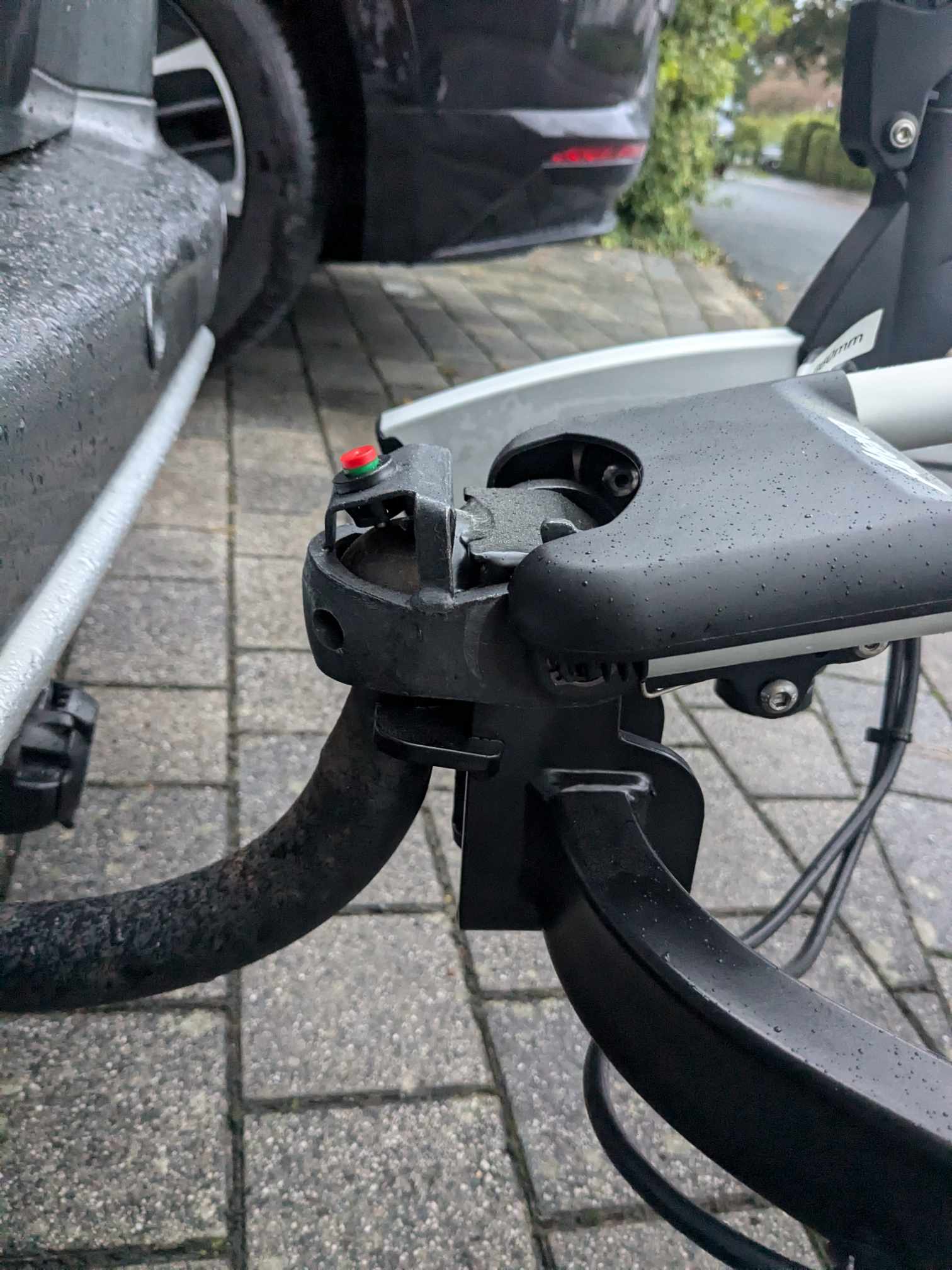 Man sieht den geschlossenen Rastbügel 
