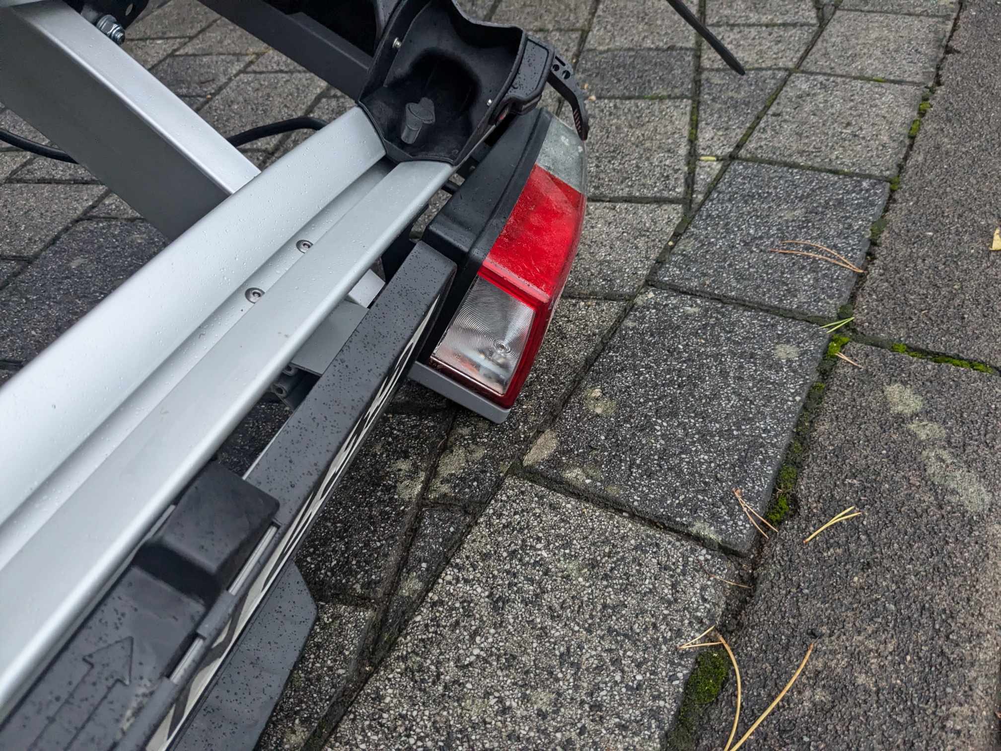 Man sieht dass der Träger auf den Boden stößt 